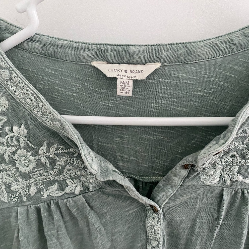 Lucky Brand Embroidered Sleeveless Green Top / Blouse Sz. M - Picture 2 of 3